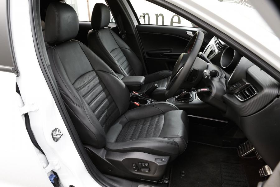 Интерьер Alfa Romeo Giulietta Veloce (940) 2017 года  (JP) (фото 6 из 13)